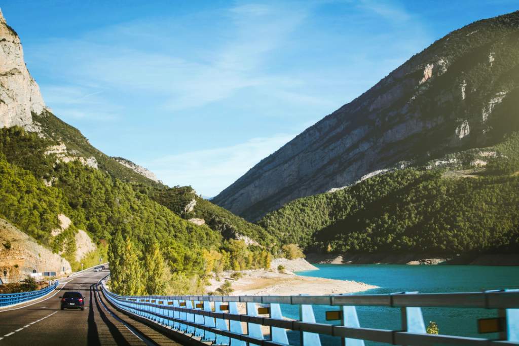 nicole-reyes-dsenYil9nvs-unsplash Team building activities in Catalonia